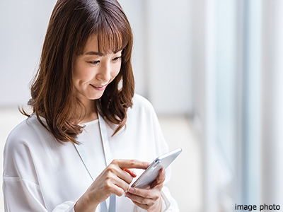 スマートフォンを見る女性イメージ｜ザ・パークハウス国分寺四季の森